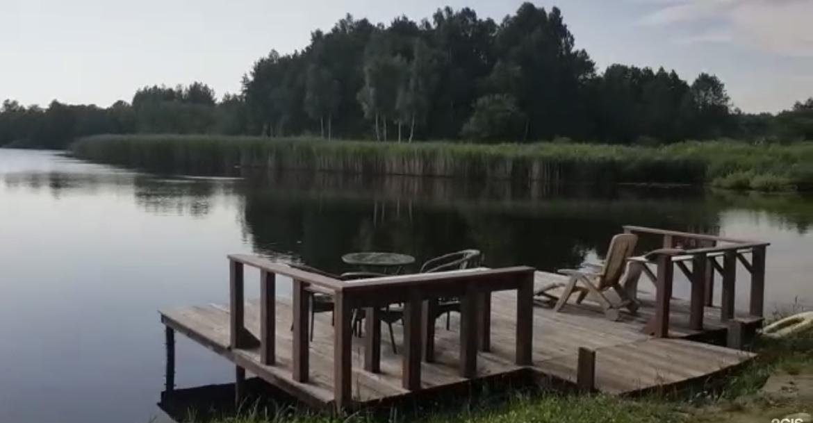 Деревянный пирс со столом у озера